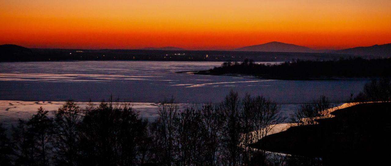 33 & View: Lakeside Retreat With Cycling Access *
