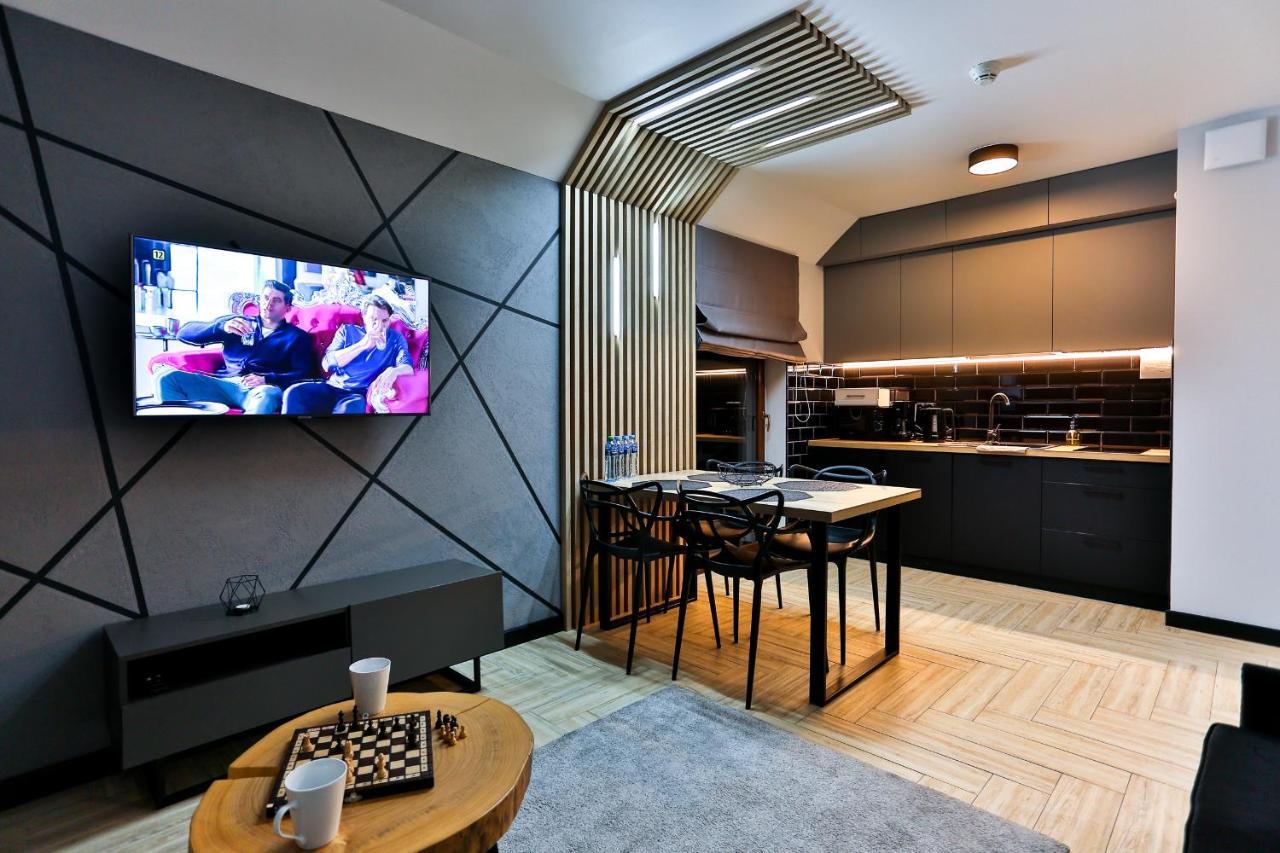 33 & View: Lakeside Retreat With Cycling Access