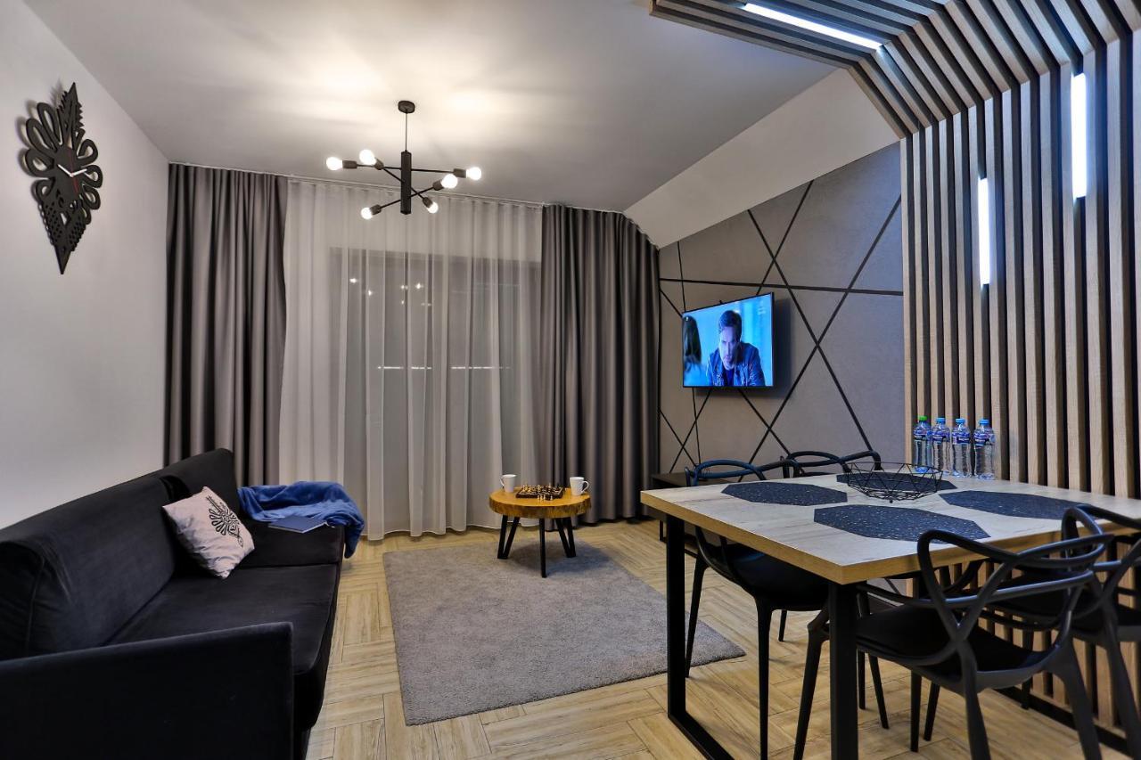 33 & View: Lakeside Retreat With Cycling Access